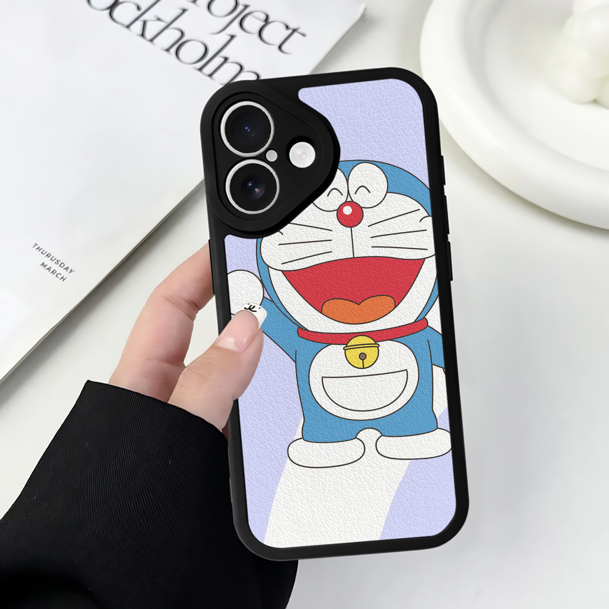 （画像用） ドラえもん Doraemon 【iPhone 16シリーズ対応】シリコンスマホケース（レザー調） 材質：シリコン